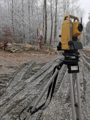 Tachimetr Topcon podczas pracy